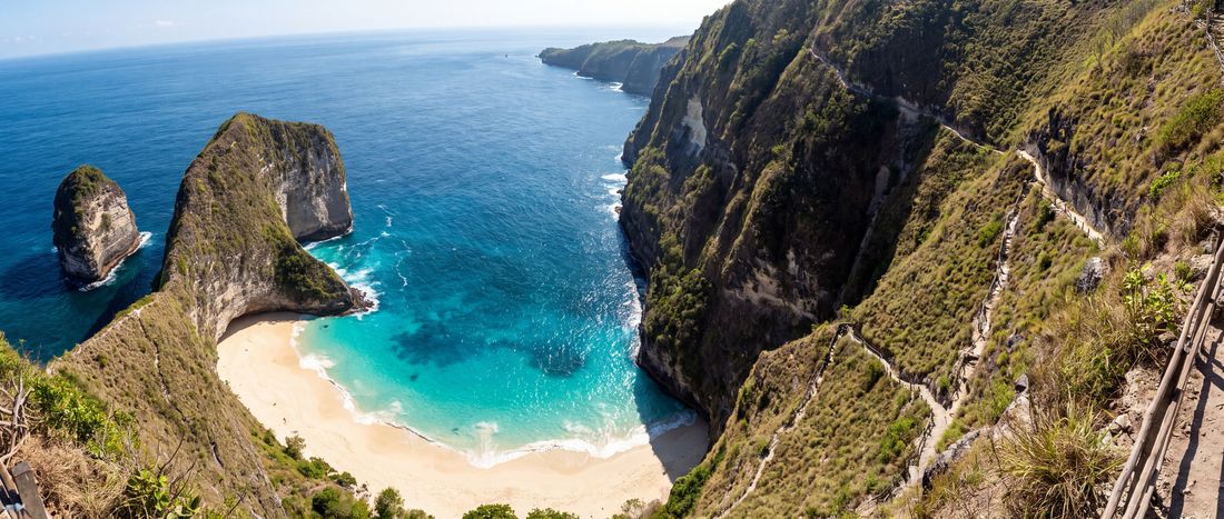 Wide view of Kelingking Beach, Nusa Penida, Bali.