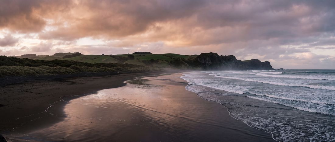 Wide view of Ngarunui Beach, Raglan, New Zealand.