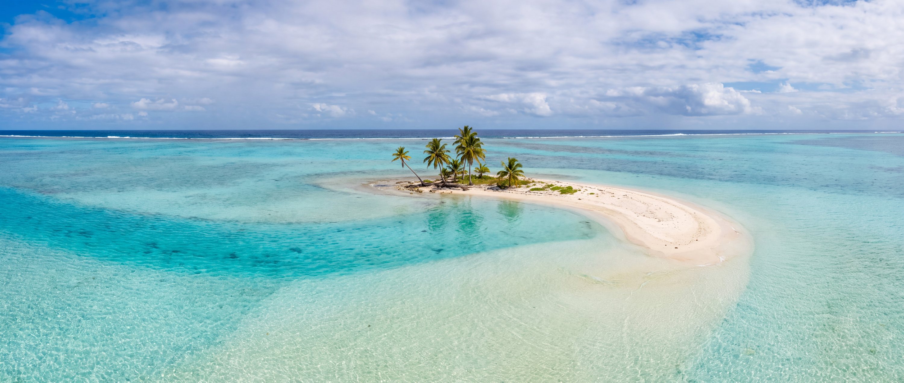 Wide view of One Foot Island Beach (Tapuaetai), Aitutaki.