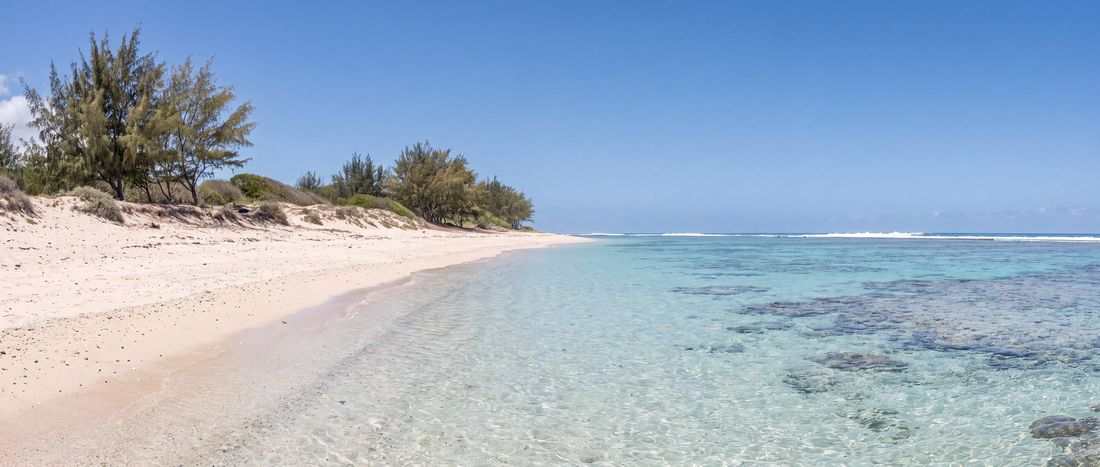 Wide view of Plage de l'Hermitage, Saint-Paul.