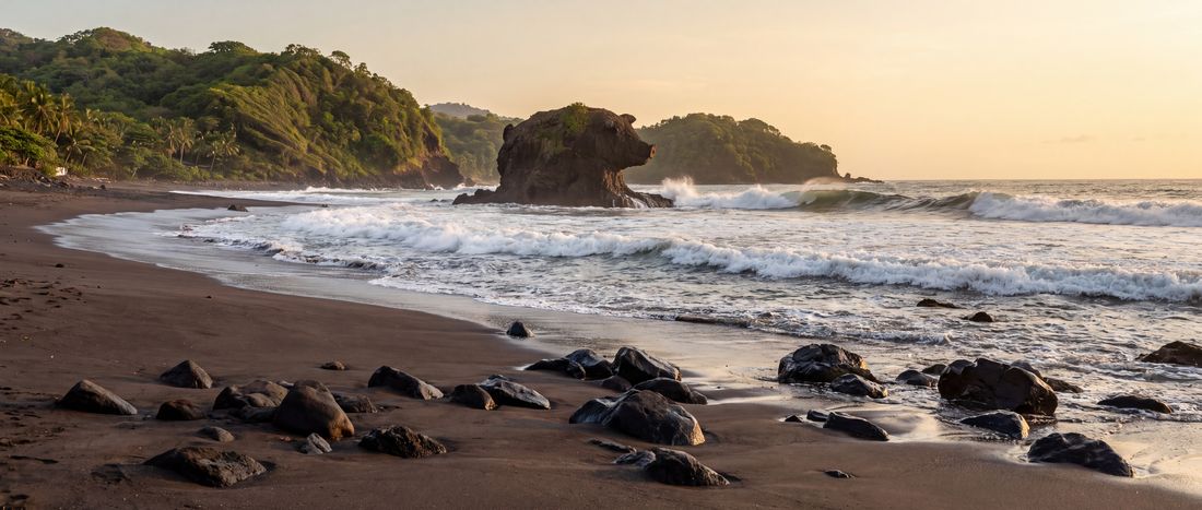 Wide view of El Tunco Beach, La Libertad.