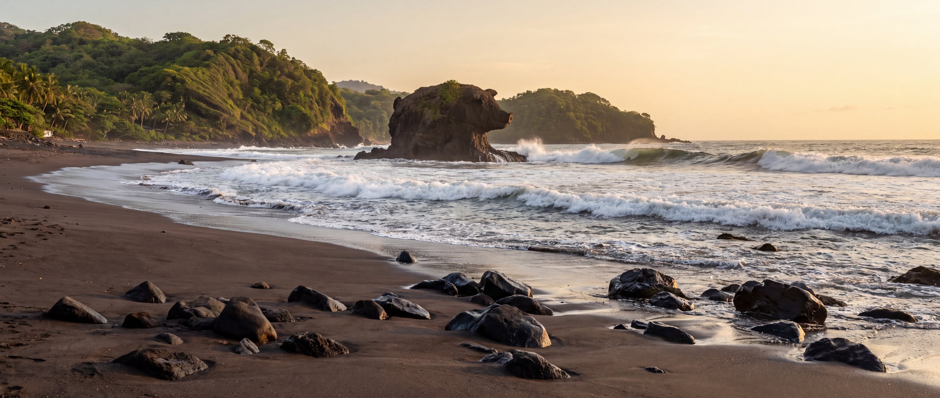 Wide view of El Tunco Beach, La Libertad.